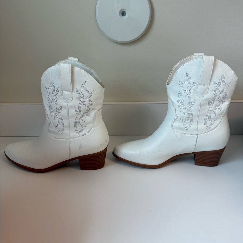 White Faux-Leather Cowboy Boot. Size 39. Excellent Condition. - Picture 6 of 8